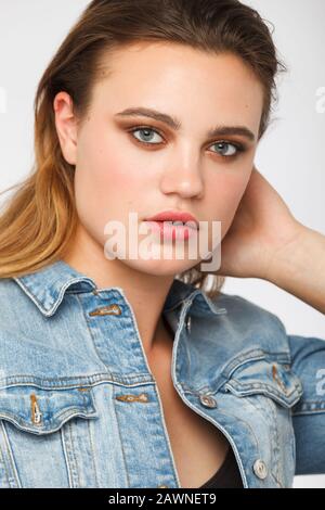 Junge Teenager Studio Portrait mit Blick auf die Kamera. Natürliches Gesicht. Vertikales Foto Stockfoto