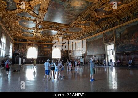 Venedig, Italien, 30. Juni 2018: Panoramablick von Halle innen und Künste im Dogenpalast (Palazzo Ducale) ist ein Palast im venezianischen Gotik o gebaut Stockfoto