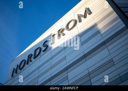 Das Logo der Nordstrom Inc. (NYSE: JWN) Kette von Luxus-Kaufhäusern, die an der Seite des Rideau Center Einkaufszentrums in Ottawa angebracht sind. Stockfoto