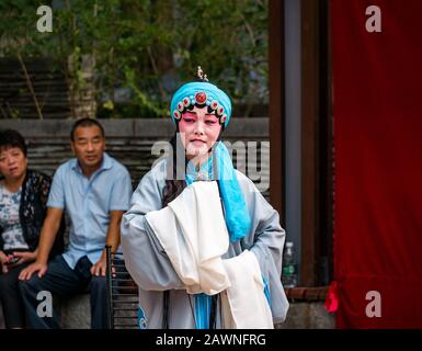 Männer, die im Freien die Peking-Oper in bunten Kostümen vorführen, Xi Cheng Hutong District, Peking, China Stockfoto