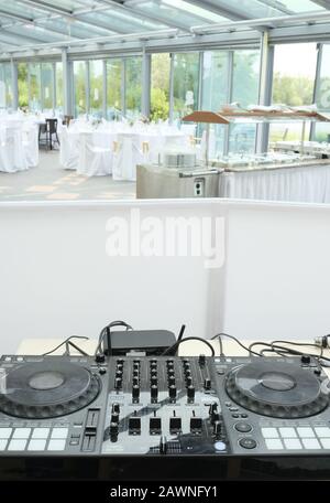 Vertikale Aufnahme eines DJ-Decks in einem schönen Weiß Hochzeitslocation vor der Party Stockfoto