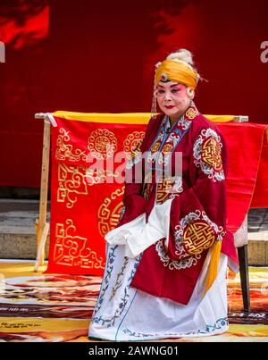 Mann, der die Oper Peking im Freien in bunten Kostümen vorführt, Xi Cheng Hutong District, Peking, China Stockfoto