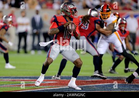 Houston, Texas, USA. Januar 2020. Houston Roughnecks Quarterback P.J. Walker (11) sieht sich während des regulären Saisonspiels der XFL im TDECU Stadium in Houston, TX am 8. Februar 2020 Downfield gegen die LA Wildcats zu durchreichen. Kredit: Erik Williams/ZUMA Wire/Alamy Live News Stockfoto