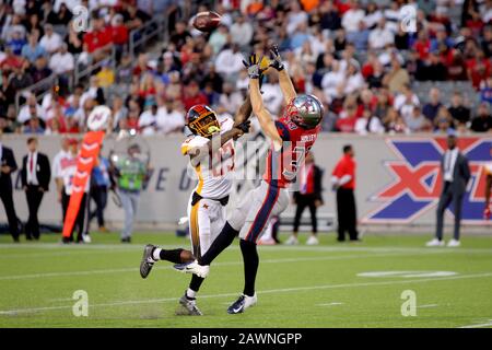 Houston, Texas, USA. Januar 2020. Houston Roughnecks Running Back Nick Holley (33) erreicht einen Fang, während LA Wildcats Cornerback Mike Stevens (23) während des regulären Saisonspiels der XFL im TDECU Stadium in Houston, TX am 8. Februar 2020 verteidigt. Kredit: Erik Williams/ZUMA Wire/Alamy Live News Stockfoto