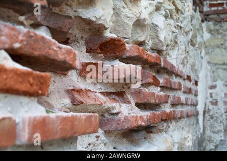 Nesebar, Bulgarien, 23. Juli 2012. Altstadt von Nesebar. Steinerne Fassade der Kirche. Keramik-Fassade-Einsätze. Typisches Ziegelsteinmauerwerk, authentisch Stockfoto