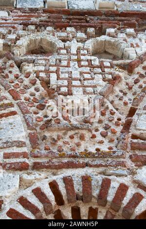 Nesebar, Bulgarien, 23. Juli 2012. Altstadt von Nesebar. Kirche St. Paraskeva, XIII. Jahrhundert. Steinerne Fassade der Kirche. Keramik-Fassade-Einsätze. Typ Stockfoto