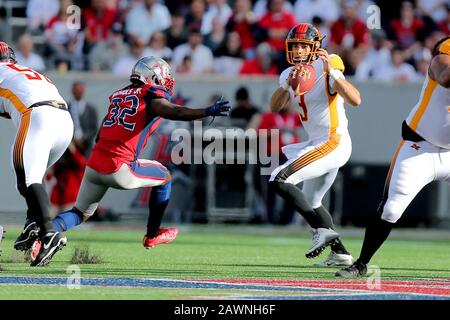 5. Januar 2020, Houston, Texas, USA: La Wildcats Quarterback Chad Kanoff (3) schaut, um Houston Roughnecks Cornerback Deatrick Nichols (32) während des regulären Saisonspiels der XFL im TDECU Stadium in Houston, TX am 8. Februar 2020 zu vermeiden. (Bild: © Erik Williams/ZUMA Draht) Stockfoto