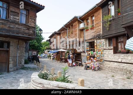 Nesebar, Bulgarien, 19. Juli 2012 Altstadt von Nesebar, einer gemütlichen Straße. Sehr beliebter Ort bei Touristen, die in die bulgarischen Souvenirläden in Der Altstadt kommen Stockfoto
