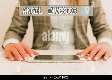 Textschild mit Angel Investor. Geschäftsfoto mit hohem Nettowert, der eine finanzielle Unterstützung für Business Woman mit mobil bietet Stockfoto