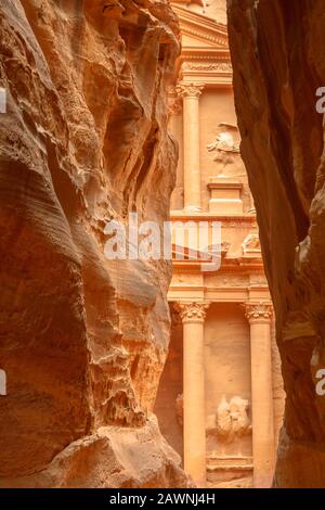 Blick auf Das Finanzministerium von der Siq, dem Haupteingang zur alten Nabatäen-Stadt Petra im Süden Jordaniens. Enge Schlucht, die mit der Ruine von endet Stockfoto