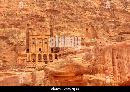 Petra in Jordanien. Fassade des römischen Soldatengrabes, das so genannte Urnengrabmal, der Hof, befindet sich auf der Seite des Berges, der als al-Khubta bekannt ist, oberhalb von Wadi Stockfoto