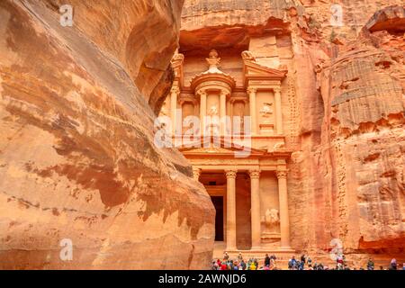 Petra, Jordanien - 4. Januar 2020: Viele Touristen, die vom Siq, dem Haupteingang von Petra, aus Dem Finanzministerium blicken. Enge Schlucht, die mit der Ruine von Al endet Stockfoto