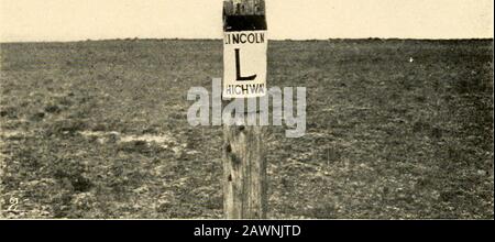 Auf dem anderen Kontinent am Lincoln Highway. Die kleine Stadt ist 6300 Fuß hoch. In der Nähe von Evanston befindet sich die Chapman Ranch, auf der Tausende von Schafen gehandhabt werden. Wir haben inEvanston nur wenige Minuten angehalten und sind dann durch das entzückende Wüstenland gefahren, offen und rollend, grej^-grün und blau in seiner Farbgebung. Die Wüste von TheWyoming weist eine schärfere und lebendigere Färbung auf als die von Nevada. Das Tafelland ist rollender und die Berge sind weiter entfernt. Es ist ein wunderbares Schafland, aber die Herden liegen derzeit in den Bergketten. Später, als der Herbst aufgeht und die Kälte auf die Wiesen fällt Stockfoto