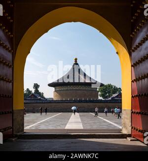 Eintritt zum Kaiserlichen Himmelskorst mit gerahmter Tür, Himmelstempel, Peking, China, Asien Stockfoto