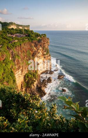 Fantastischer Blick auf eine steile und dramatische Klippe und den Ozean in Uluwatu auf Bali, Indonesien. Stockfoto