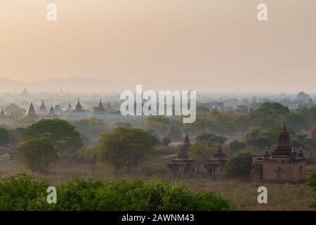 Malerischer Blick auf viele Tempel und Pagoden in der antiken Ebene von Bagan in Myanmar (Birma), morgens nebelfrei. Kopierbereich. Stockfoto