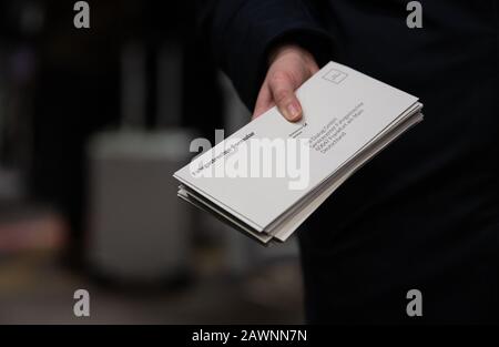 Stuttgart, Deutschland. Februar 2020. Eine Bahnangestellte hat am Hauptbahnhof in der Hand Personenrechtsformen. Kredit: Marijan Murat / dpa / Alamy Live News Stockfoto