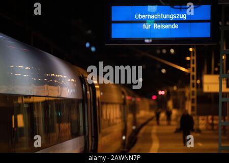 Stuttgart, Deutschland. Februar 2020. Auf einem der Gleise des Hauptbahnhofs steht ein Nachtzug für Bahnreisende. Kredit: Marijan Murat / dpa / Alamy Live News Stockfoto