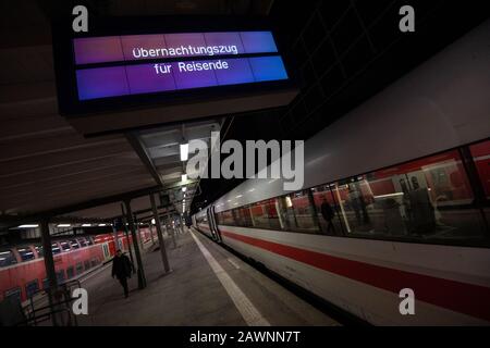 Stuttgart, Deutschland. Februar 2020. Auf einem der Gleise des Hauptbahnhofs steht ein Nachtzug für Bahnreisende. Kredit: Marijan Murat / dpa / Alamy Live News Stockfoto