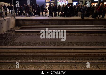 Stuttgart, Deutschland. Februar 2020. Die Reisenden warten in einer Warteschlange vor dem Informationsschalter der Deutschen Bahn im Hauptbahnhof. Kredit: Marijan Murat / dpa / Alamy Live News Stockfoto