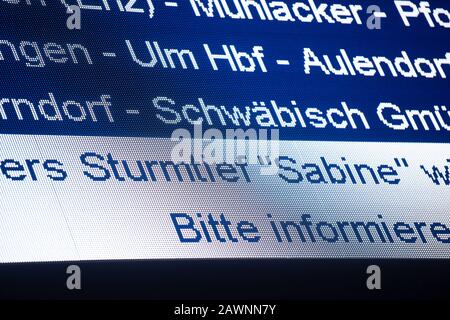 Stuttgart, Deutschland. Februar 2020. Eine Anzeige im Hauptbahnhof weist auf das Sturmtief hin. Kredit: Marijan Murat / dpa / Alamy Live News Stockfoto