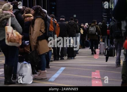 Stuttgart, Deutschland. Februar 2020. Reisende stehen am Hauptbahnhof in einer Warteschlange. Kredit: Marijan Murat / dpa / Alamy Live News Stockfoto