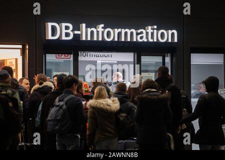 Stuttgart, Deutschland. Februar 2020. Die Reisenden warten in einer Warteschlange vor dem Informationsschalter der Deutschen Bahn im Hauptbahnhof. Kredit: Marijan Murat / dpa / Alamy Live News Stockfoto