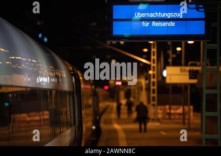 Stuttgart, Deutschland. Februar 2020. Auf einem der Gleise des Hauptbahnhofs steht ein Nachtzug für Bahnreisende. Kredit: Marijan Murat / dpa / Alamy Live News Stockfoto