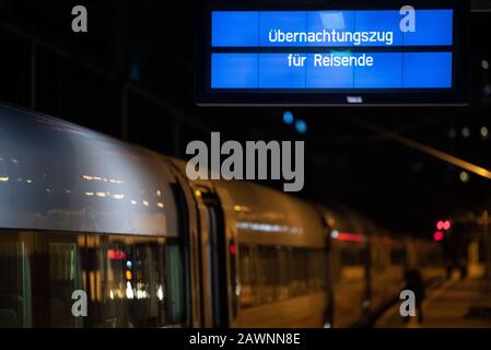 Stuttgart, Deutschland. Februar 2020. Auf einem der Gleise des Hauptbahnhofs steht ein Nachtzug für Bahnreisende. Kredit: Marijan Murat / dpa / Alamy Live News Stockfoto