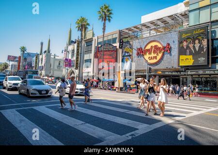 Los Angeles - 5. september 2019: Fußgängerüberweg auf dem Hollywood Boulevard neben Hard Rock Cafe Stockfoto