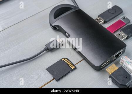USB-Adapter Typ C oder Hub mit verschiedenen Zubehörteilen - Pendreifen, hdmi, ethernet, Speicherkarte, Kabel. Kopieren Sie den Speicherplatz auf der linken Seite. Stockfoto