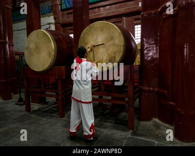 Drummer schlagen im Inneren von Drum Tower oder Gulou, Peking, China, Asien Stockfoto