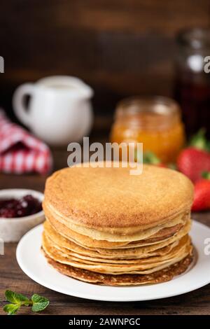 Crepes, russische Blini auf weißem Teller. Maslenitsa, Shrove Tuesday National Holiday Concept. Kopierbereich Stockfoto