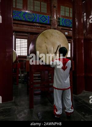 Drummer schlagen im Inneren von Drum Tower oder Gulou, Peking, China, Asien Stockfoto