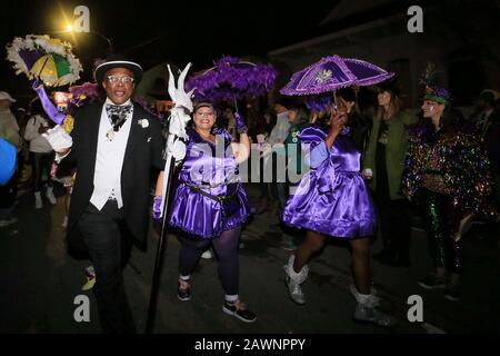 (200209) -- NEW ORLEANS (USA), 9. Februar 2020 (Xinhua) -- Die Enthüller nehmen am Mardi Gras Krewe du Vieux Parade Teil, Teil des Karnevals Mardi Gras in New Orleans, Louisiana, den Vereinigten Staaten, am 8. Februar 2020. Der Karneval von Mardi Gras, der mehr als einen Monat dauert, findet von Januar bis Februar jährlich in der US-Stadt New Orleans statt. (Foto von Wei Lan/Xinhua) Stockfoto