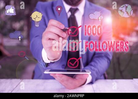 Textzeichen mit 1000 Followern. Geschäftsfoto, auf dem die Anzahl der Personen gezeigt wird, die jemand auf Instagram folgen Stockfoto