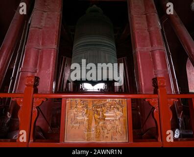 Massive Bronzeglocke in Bell Tower, Zhonglou, Hutong District, Peking, China, Asien Stockfoto