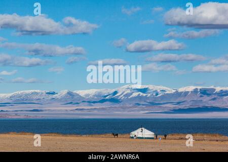 Jurte am Ufer des tolbo-nuur-Sees Mongolia bedeckt schneebedeckte Berge Stockfoto