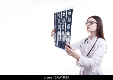 Weiblicher Brunette-Arzt Mit Blick auf Tomographie-Röntgenfilm Stockfoto