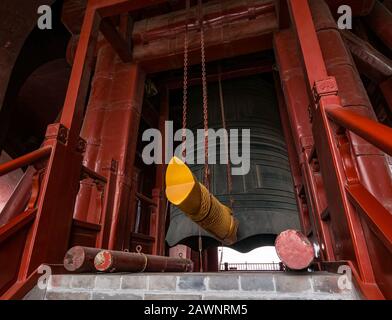 Massive Bronzeglocke in Bell Tower oder Zhonglou, Hutong District, Peking, China, Asien Stockfoto