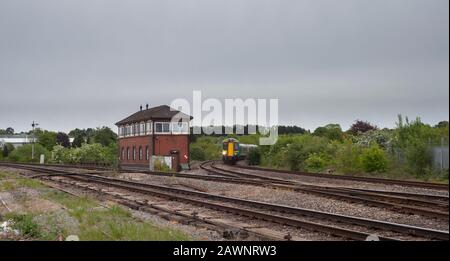 West Midlands Bahn Bombardier Klasse 172 Turbostar Bahn im Droitwich Spa mit dem mechanischen Signalkasten Stockfoto
