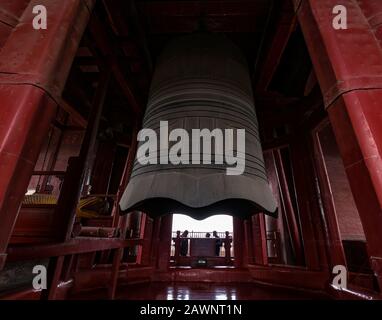 Massive Bronzeglocke in Bell Tower oder Zhonglou, Hutong District, Peking, China, Asien Stockfoto