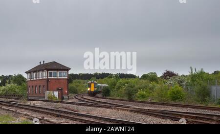 West Midlands Bahn Bombardier Klasse 172 Turbostar Bahn im Droitwich Spa mit dem mechanischen Signalkasten Stockfoto