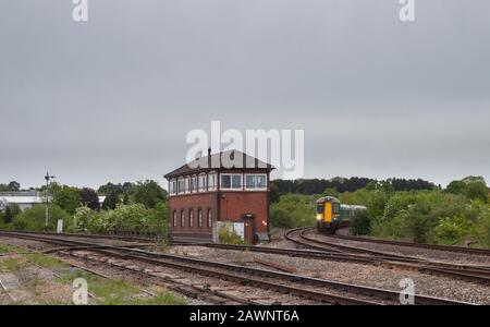 West Midlands Bahn Bombardier Klasse 172 Turbostar Bahn im Droitwich Spa mit dem mechanischen Signalkasten Stockfoto