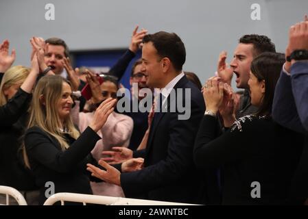 Der taoiseach Leo Varadkar feiert mit Emer Currie (links), Partner Matt Barrett (rechts) und Schwester Sonia, nachdem er seinen Sitz für Dublin West im Phibblestown Community Center in Dublin behalten hatte, da die Zählung bei den irischen Parlamentswahlen 2020 fortgesetzt wird. Stockfoto