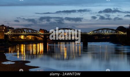 Barnes Railway Bridge im Westen Londons UK, ein denkmalgeschütztes Bauwerk, das während der blauen Stunde an einem kalten, klaren Winterabend fotografiert wurde. Stockfoto