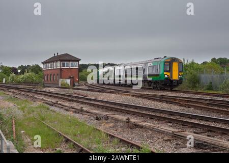 West Midlands Bahn Bombardier Klasse 172 Turbostar Bahn im Droitwich Spa mit dem mechanischen Signalkasten Stockfoto