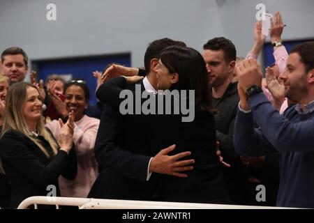 Der Taoiseach Leo Varadkar wird von seiner Schwester Sonia umarmt, da er seinen Sitz für Dublin West im Phibblestown Community Center in Dublin behält, da die Zählung bei den irischen Parlamentswahlen 2020 fortgesetzt wird. Stockfoto