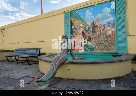 New Orleans French Alley, Michelle, sitzende Bronzestatue des Mädchens vom Bildhauer Paul Perret, French Quarter New Orleans, Louisiana, USA Stockfoto