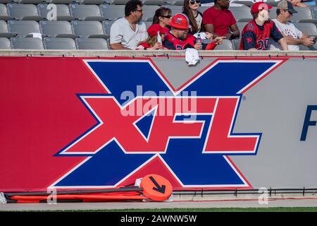Houston, TX, USA. Februar 2020. Das XFL-Logo ist im Stadion vor einem XFL-Fußballspiel zwischen den LA Wildcats und den Houston Roughnecks im TDECU Stadium in Houston, TX, zu sehen. Die Roughnecks gewannen das Spiel 37 bis 17.Trask Smith/CSM/Alamy Live News Stockfoto